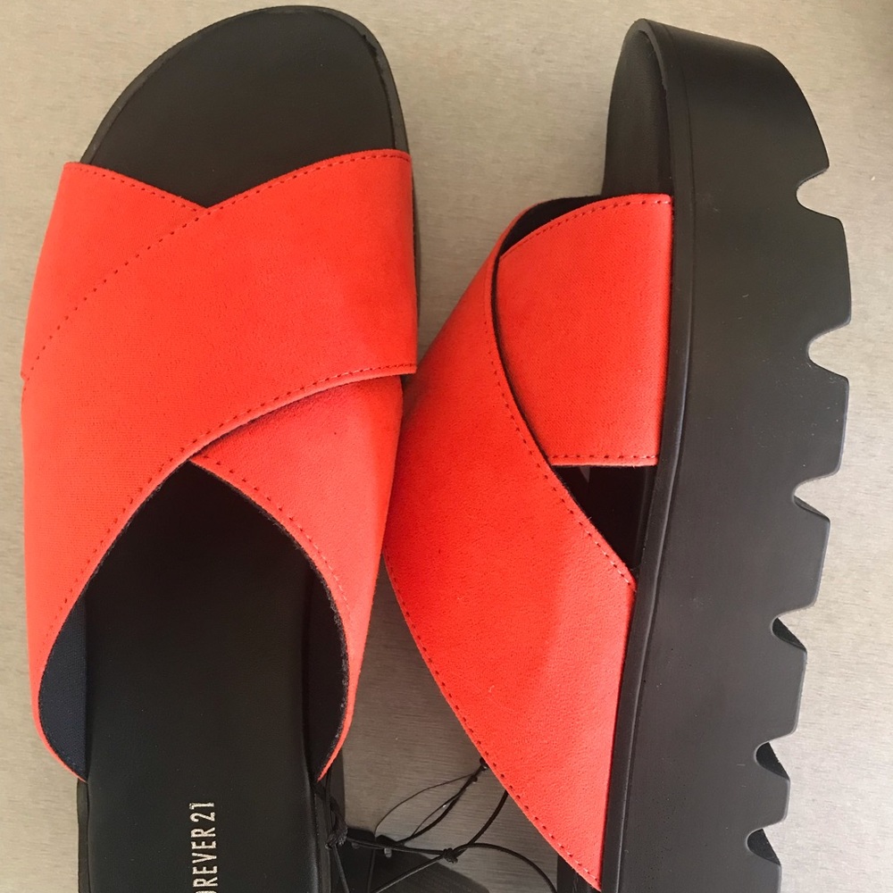 Crisscross platform sandals. Size 9, NWT
